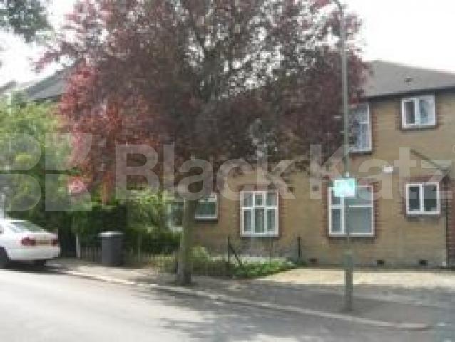 			LOVELY LOCATION!!!, 2 Bedroom, 1 bath, 1 reception Flat			 Trinity Road, EAST FINCHLEY N2